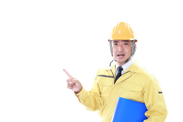 指示する笑顔の労働者