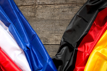 Frankreich und Deutschland Flagge auf Holz