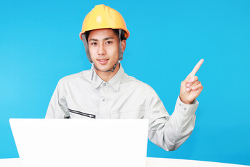 指示する笑顔の労働者