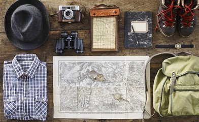flatlay top Wandern retro Holzbrett