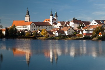 Fototapeta na wymiar Evening view of Telc or Teltsch town mirroring in lake