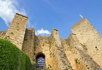 Château de la Madeleine jouant avec les nuages (Vallée de Chevreuse, France)