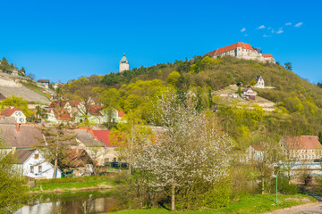 Fototapeta premium Blick zu Schloss Neuenburg und Burgfried in Freyburg/Unstrut, Sachsen-Anhalt