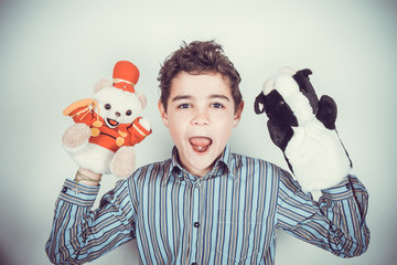 adolescente con marionete da ma no di peluche