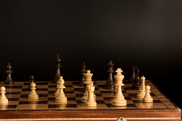 Scacchi fotografati su una scacchiera