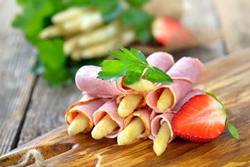 Frisch gekochter weißer Spargel gerollt in saftigem Hinterschinken - Ham rolls with white asparagus