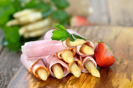 Frisch gekochter weißer Spargel gerollt in saftigem Hinterschinken - Ham rolls with asparagus