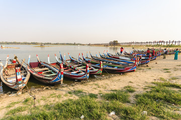 Fototapeta na wymiar Boat on lake in Burma