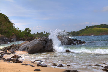 Wilde Wellen auf der Tropeninsel Sri Lanka im Indischen Ozean
