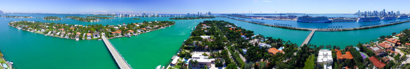 Fototapeta na wymiar Panoramic view of Miami from Palm Island, aerial picture