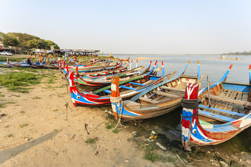 Fototapeta na wymiar Boat on lake in Burma
