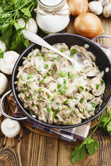 Liver with mushrooms in sour cream