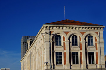 ancienne manufacture d'armes avec la tour d'observation à l'arrière plan, cité du design, Saint Étienne