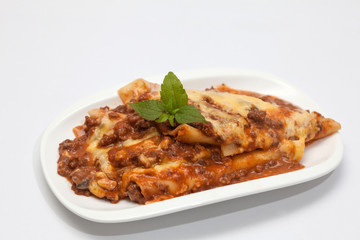 Lasagna parmesana en plato blanco