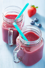 healthy strawberry blueberry smoothie in mason jars