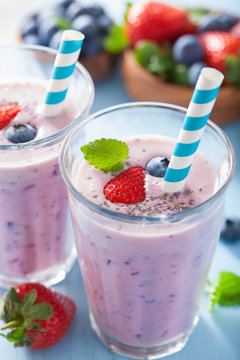 healthy strawberry blueberry smoothie with chia seed