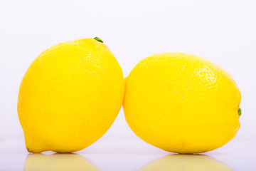 2 Zitronen mit Spiegelung