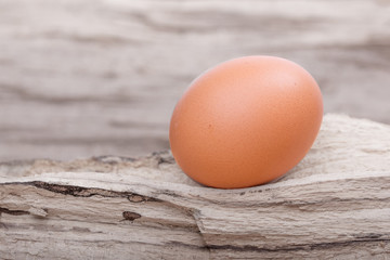 Ei auf Holz liegend