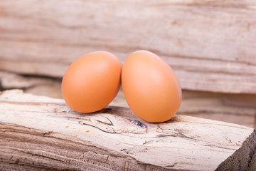 Zwei Eier auf Holz
