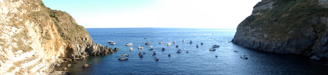 panoramica mare con barche