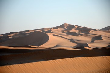 Fototapeta na wymiar Beautiful sand dune hill in Oman desert