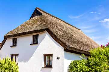 Fototapeta na wymiar Traditional thatching roof house
