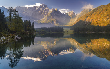 Panorama jeziora górskiego w jesiennych barwach - obrazy, fototapety, plakaty