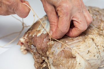 Amarrando un pernil de cerdo