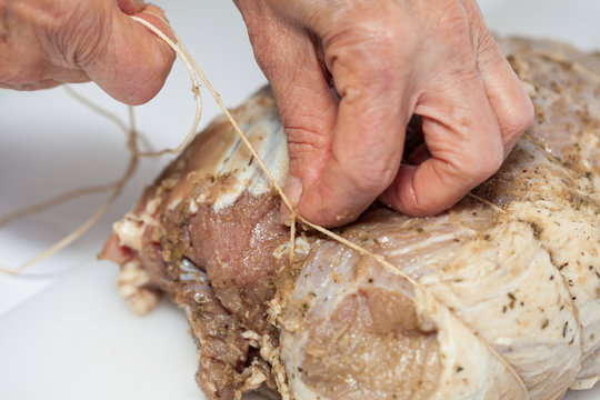 Amarrando un pernil de cerdo