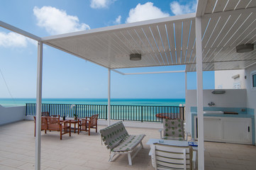 Terrazza arredata con vista mare