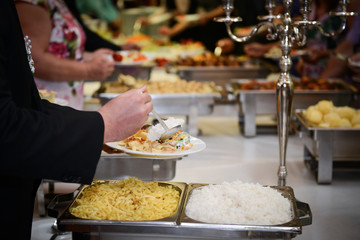 Buffet mit Hauptspeisen