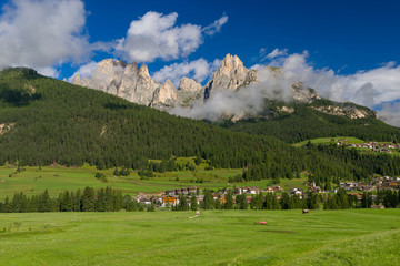 Fototapeta na wymiar Panorama of Fassa Valley