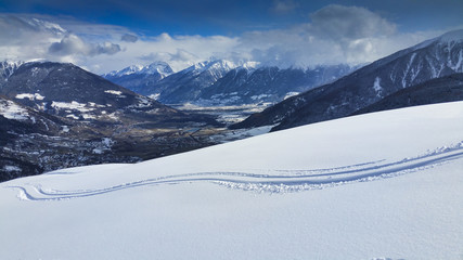 Fototapeta na wymiar Skispur im Tiefschnee in Südtirol