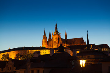 Obraz premium Twilight scene of Prague and St Vitus cathedral and castle in th