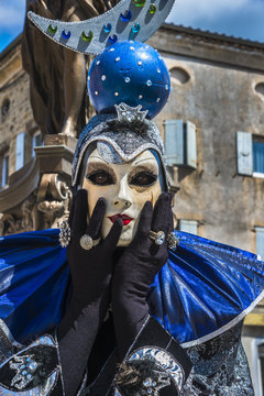 personne avec costume et masque v&eacute;nitien