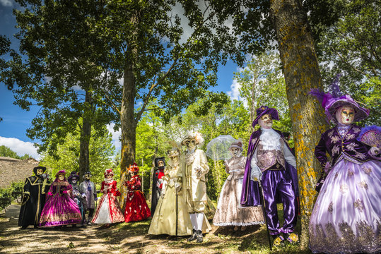 groupe de personnes avec costumes et masques v&eacute;nitiens