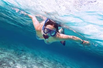 Crédence de cuisine en verre imprimé Plonger Beautiful women snorkeling in the tropical sea