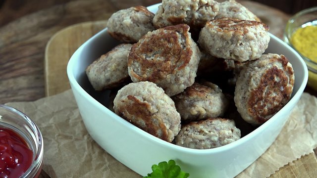 Rotating Mini Burgers (fresh made, seamless loopable 4K UHD footage)