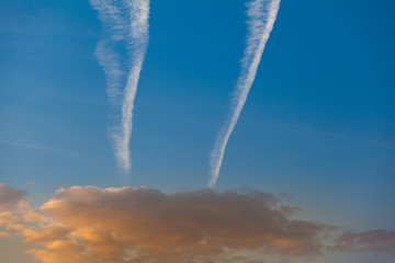 Kondensstreifen Stra&szlig;enkreuzug am Himmel