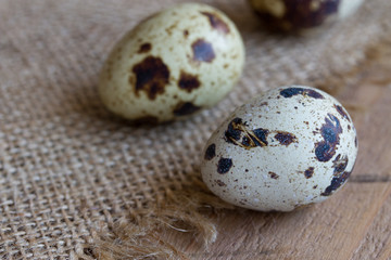 Obraz premium Quail eggs on a wooden table . Healthy food.