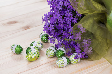 Wiosenny bukiet kwiatów ii czekoladowe jajka na jasnym tle © DariuszO