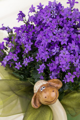 Bukiet wiosennych fioletowych kwiatów ozdobiony szyfonem z wielkanocnym barankiem © DariuszO