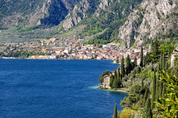 Blick auf das idyllisch gelegene Limone am Gardasee, Italien