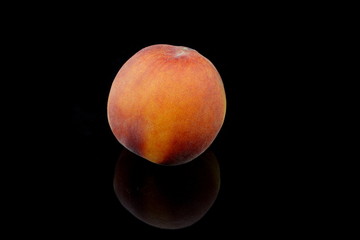 ein pfirsich auf einem schwarzen hintergrund