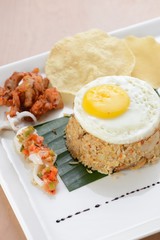 Fried rice with egg, chicken and prawn cracker