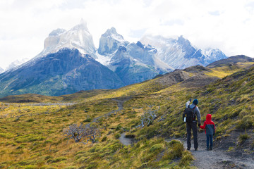 family hiking in patagonia - obrazy, fototapety, plakaty