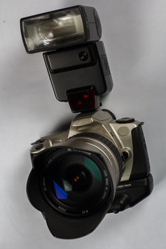 Spiegelreflexkamera mit Objektiv und Blitzgerät