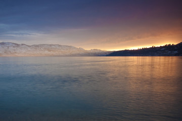 Obraz na płótnie Canvas scenic sunset on mountain lake