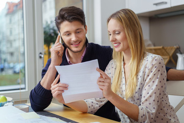 paar ruft bei einer service-hotline an um eine frage zu klären