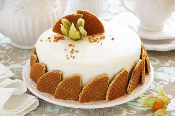 Honey cake with caramel.